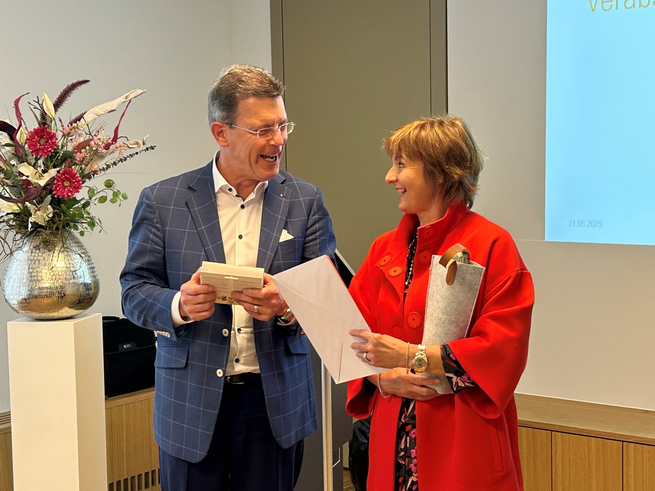 Unsere Verwaltungsrätin Ruth Metzler-Arnold zieht weiter in Richtung Olymp 1 Unsere Verwaltungsrätin Ruth Metzler-Arnold zieht weiter in Richtung Olymp