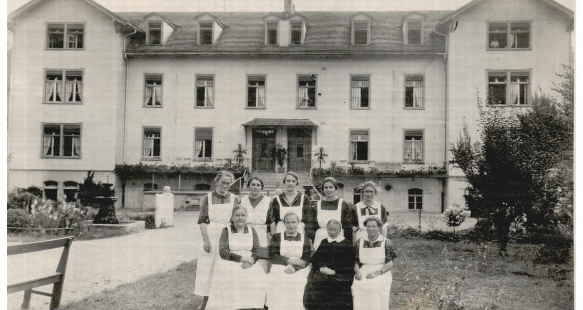 Schwestern vor dem Haus Park um 1940 oder früher?