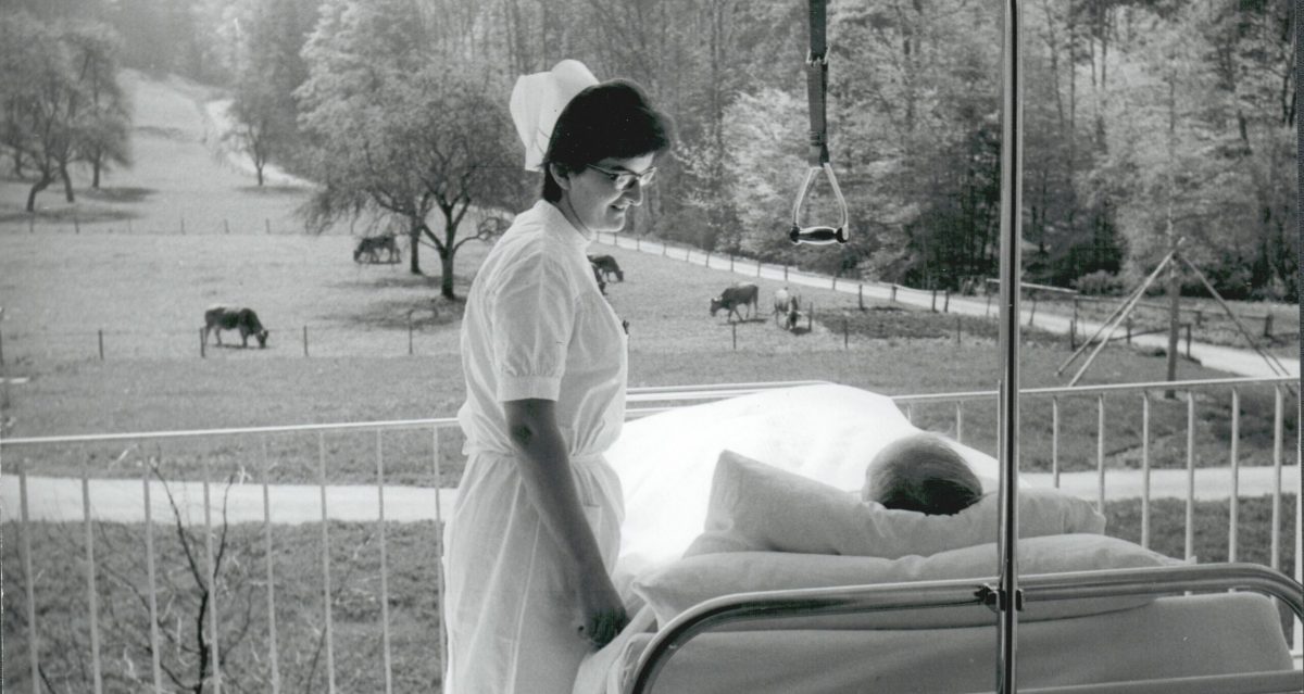 Schwester in Heimat mit Patientin_1966